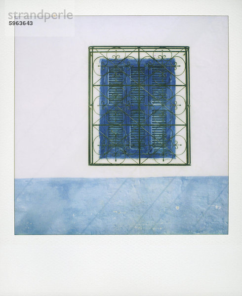 Nordafrika Fenster Wand blau grillen grillend grillt gekalkt Jalousie Afrika Eisen Marokko Polaroid