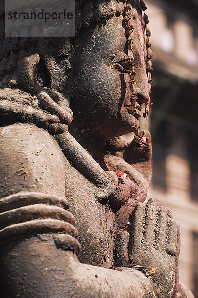 Tempel Statue geschmückt mit roten Pigmenten  Patan  Bagmati  Nepal  Asien