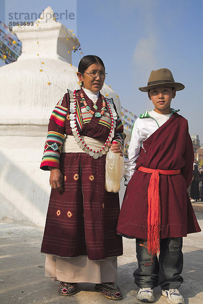 Tibetischen Mutter und Sohn in Tracht am Lhosar (Tibetisch und Sherpa-Neujahr) Festival  Bodhnath Stupa  UNESCO-Weltkulturerbe  Bagmati  Kathmandu  Nepal  Asien