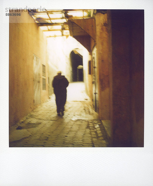 Polaroid Image des Mannes zu Fuß entlang der schmalen  schwach beleuchteten Street in der Medina  Fez  Marokko  Nordafrika  Afrika