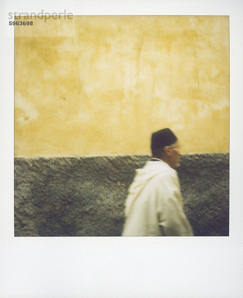 Polaroid Image des Mannes zu Fuß entlang der Straße in der Medina  Fez  Marokko  Nordafrika  Afrika