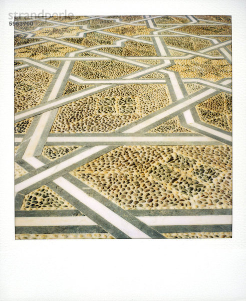 Polaroid Image der geometrischen Mustern in ebnet am Mausoleum von Mohammed V.  Rabat  Marokko  Nordafrika  Afrika