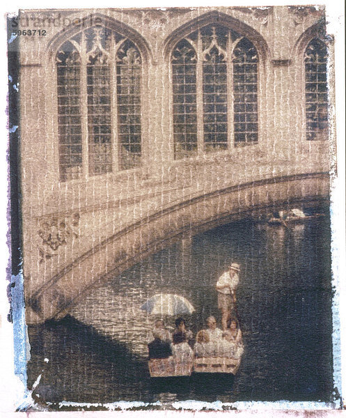 Polaroid Image Transfer des Mannes Flachkahn Touristen in traditionellen Holzboot (Punt) am Fluss Cam  Cambridge  Cambridgeshire  England  Vereinigtes Königreich  Europa