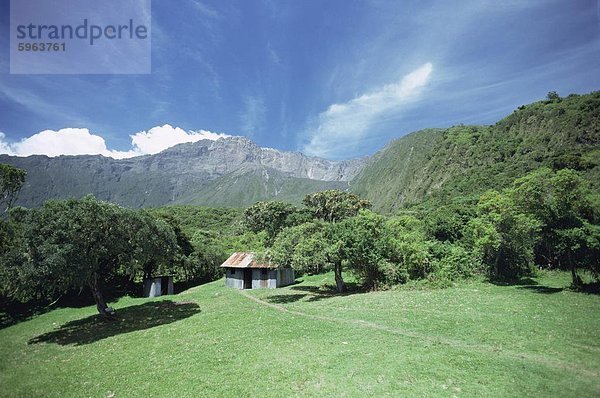 Miriakamba Hütte auf 2500m  erste Anlaufstelle für Kletterer  Arusha-Nationalpark  Tansania  Ostafrika  Afrika