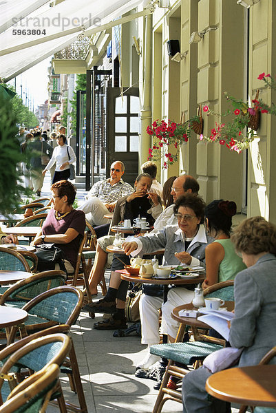 Cafe in Gedimino Pospektas  der Hauptstraße von der modernen Stadt  Vilnius  Litauen  Baltikum  Europa