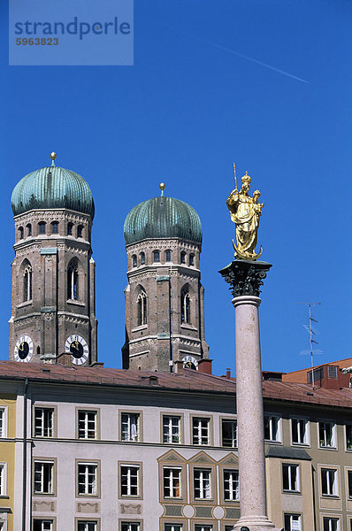 Frauenkirche Türme und Mariensaule (Marien Spalte)  München  Bayern  Deutschland  Europa