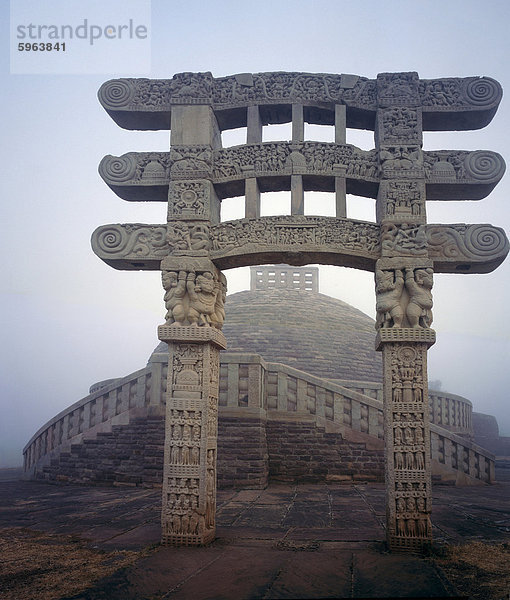 Gateway  buddhistische Stupa Sanchi  UNESCO-Weltkulturerbe  Madhya Pradesh  Indien  Asien