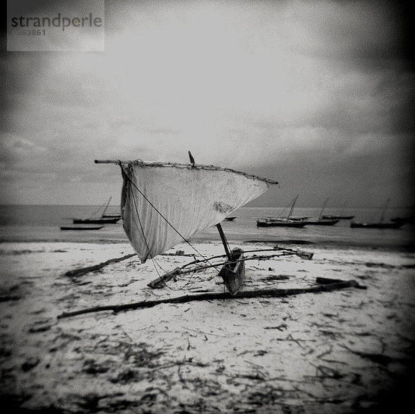 Bild aufgenommen mit einer Holga-Medium format 120 Film Toy Kamera von Dau am Strand in stürmischen Wetter  Nungwi  Zanzibar  Tansania  Ostafrika  Afrika