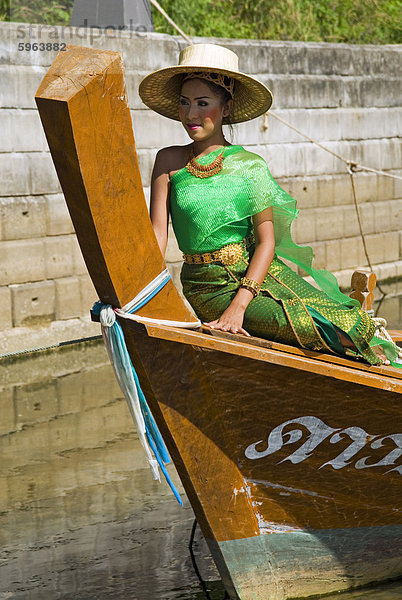 Mädchen in traditionellen Thai Kleidung  Phuket  Thailand  Südostasien  Asien