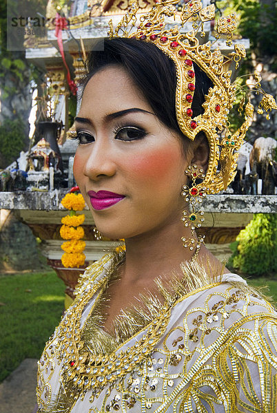 Mädchen in traditionellen Thai Kleidung  Phuket  Thailand  Südostasien  Asien