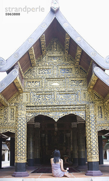 Thai Frau beten in buddhistischen Tempel  Chiang Mai  Thailand  Südostasien  Asien