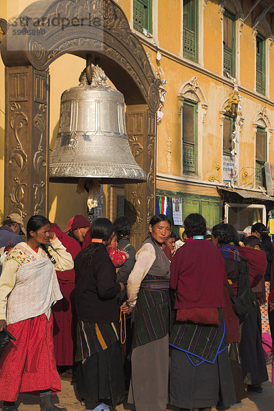 Menschen in der Nähe der großen Glocke vor Kloster  Lhosar tibetischen und Sherpa New Year Festival  Bodhnath Stupa  UNESCO Weltkulturerbe  Bagmati  Kathmandu  Nepal  Asien