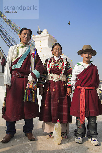 Tibetische Familie in Tracht  Lhosar tibetischen und Sherpa New Year Festival  Bodhnath buddhistische Stupa  UNESCO Weltkulturerbe  Kathmandu  Bagmati  Nepal  Asien