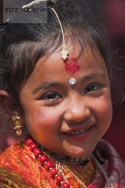 Mädchen beim Kumari (lebende Göttin) Festival  Durbar Square  Kathmandu  Nepal  Asien