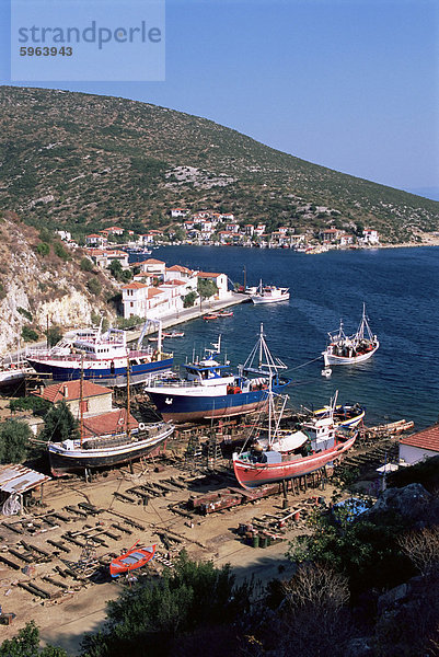 Fischerboote im Hafen Agia Kyriaki  Pelion  Griechenland  Europa