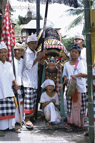 Kinder verkleidet für Galungan  am Tag vor Nyepi Urlaub  Ubud  Bali  Indonesien  Südostasien  Asien