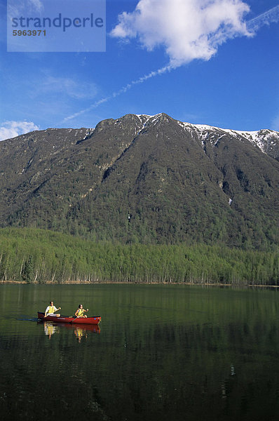 Mann und Frau Kanuland Mirror Lake  Chugach Mountains  Anchorage  Alaska  Vereinigte Staaten von Amerika  Nordamerika