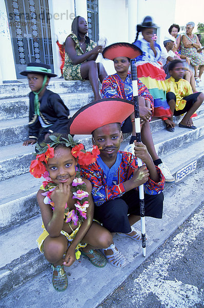 Menschen angezogen bereit für Karneval Umzug  Guadeloupe  Westindische Inseln  Karibik  Mittelamerika