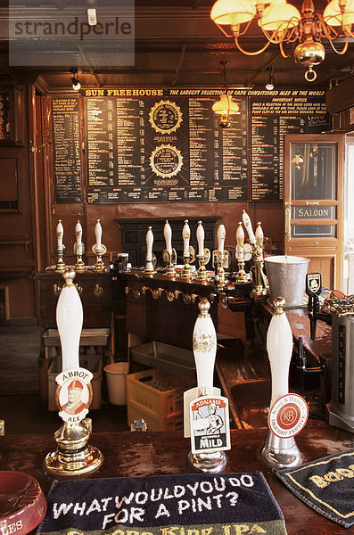 Bier-Pumpen und Bar  Sun Pub  London  England  Großbritannien  Europa