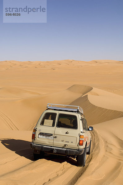 SUV auf Sanddünen Erg Awbari  Sahara Wüste  Fessan  Libyen  Nordafrika  Afrika