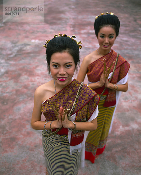 Porträt von zwei Frauen in Tracht  Thai  Chiang Mai  Thailand  Südostasien  Asien