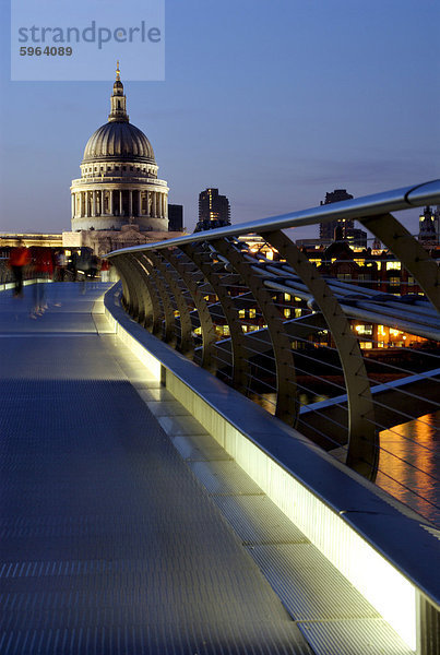 Millennium Bridge und St. Pauls Cathedral  London  England  UK  Europa