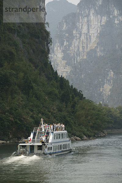 Kreuzfahrt Schiff zwischen Guilin und Yangshuo  Li Fluss  Provinz Guangxi  China  Asien