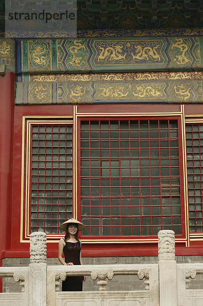 Chinesische Frau in der verbotenen Stadt  Peking  China  Asien