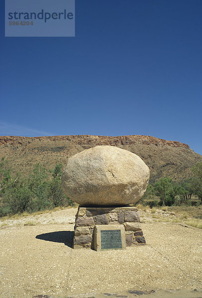 Der Grabstein und Denkmal für John Flynn  Gründer des Flying Doctor Service  in der Nähe von Alice Springs  Northern Territory  Australien  Pazifik