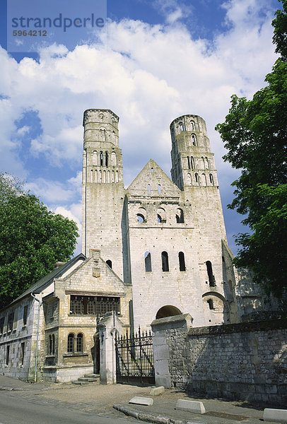 Die Abbaye de Jumieges in Seine Maritime  Normandie  Frankreich  Europa