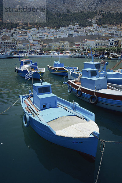 Blauer Schwamm Fischerboote im Hafen von Pothia auf der Insel Kalymnos im Dodekanes  griechische Inseln  Griechenland  Europa