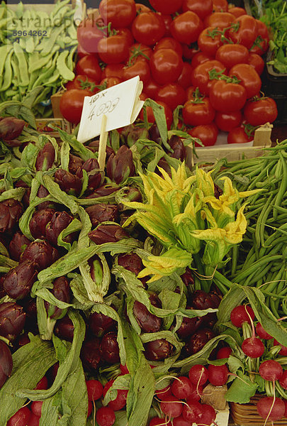 Zucchini-Blüten  Artischocken  Tomaten und Radieschen für Verkauf auf dem Markt in Venedig  Veneto  Italien  Europa