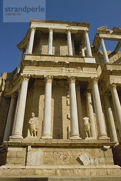 Flachwinkelansicht Statuen und Spalten an einem Gebäude in der römischen Arena auf der römischen Ausgrabungsstätte  Merida  UNESCO Weltkulturerbe  Extremadura  Spanien  Europa