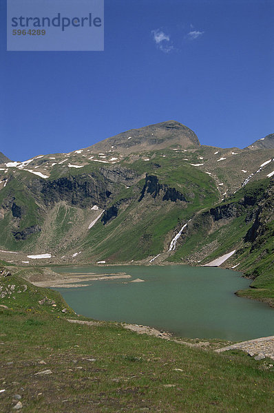 See und Wasserfall im Nationalpark Hohe Tauern  Österreichische Alpen  Österreich  Europa