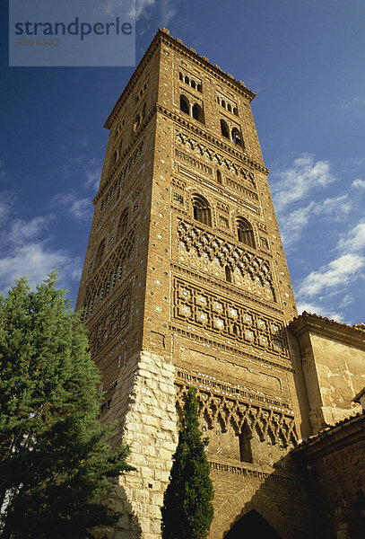 Flachwinkelansicht des von außen einem Mudejar-Turm (maurische Architektur) in Teruel  Aragonien  Spanien  Europa