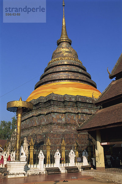 Große Chedi (Pagode) außerhalb der buddhistische Tempel  Wat Phra  die Lampang Luang  gegründet im 5. Jahrhundert  in der Nähe von Lampang  Ko Kha Distrikt  Provinz de Lampang  Thailand  Südostasien  Asien