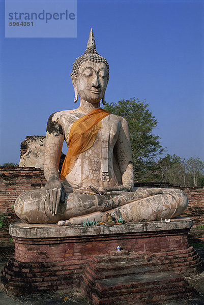 Große Statue des sitzenden Buddha im Freien  Wat Mae Chon Sukhothai  UNESCO Weltkulturerbe  Provinz Sukhothai  Thailand  Südostasien  Asien