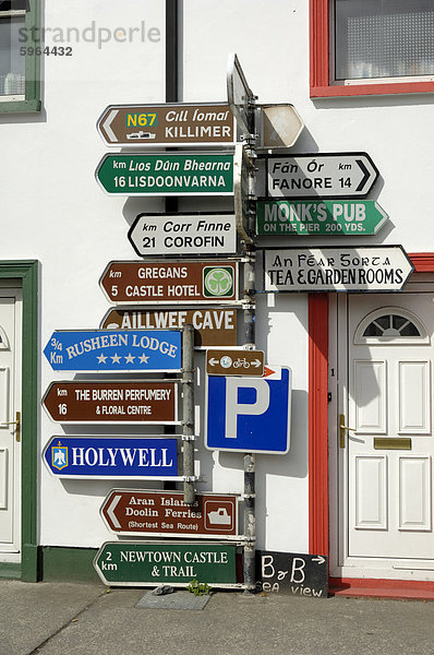 Überfülle der Straße Zeichen  Ballyvaughan  County Clare  Munster  Irland  Europa