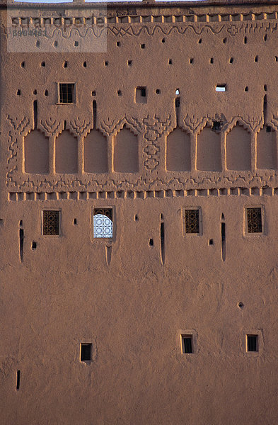 Nahaufnahme der verzierten Mauer nahe Marrakesch Pacha vorbei Palace  Taourirt Kasbah  Ouarzazate  Marokko  Nordafrika  Afrika