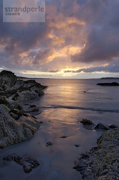 Strand bei Sonnenuntergang  in der Nähe von Tully Cross  Connemara  County Galway  Connacht  Republik Irland  Europa