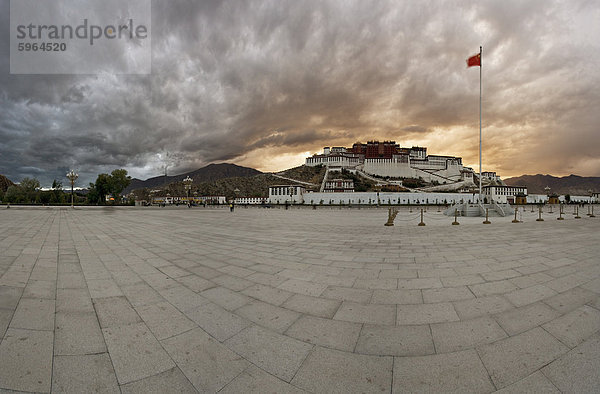 Panorama der dramatischen Abendhimmel über der Potala-Palast  UNESCO Weltkulturerbe und die rote Fahne China flattert über der Dalai Lama die früheren Heimat  Lhasa  Tibet  China  Asien