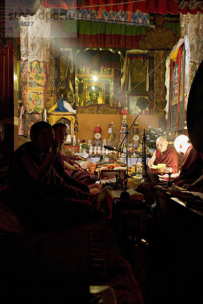 Welle des Lichts fällt auf tibetisch-buddhistische Mönche  Meru Nyingba Kloster  Bharkor  Lhasa  Tibet  China  Asien