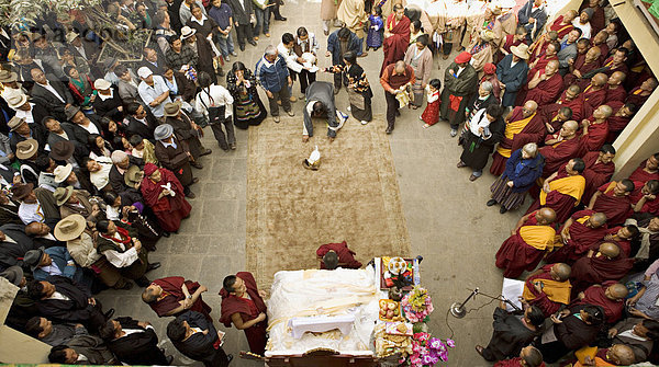 Tibetisch-buddhistische Mönche und im Exil lebenden Tibeter feiern Lhosar  dem tibetischen Neujahr  Kloster Samtenling  neben Susmita oder Bodhnath Stupa  Kathmandu  Nepal  Asien.