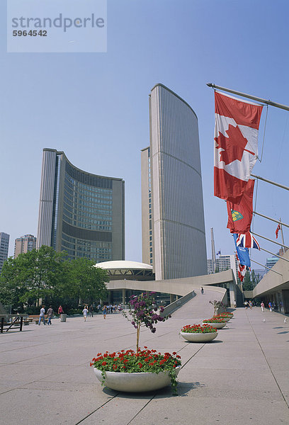 Flaggen außerhalb der modernen Gebäude des Rathauses in Toronto  Ontario  Kanada  Nordamerika