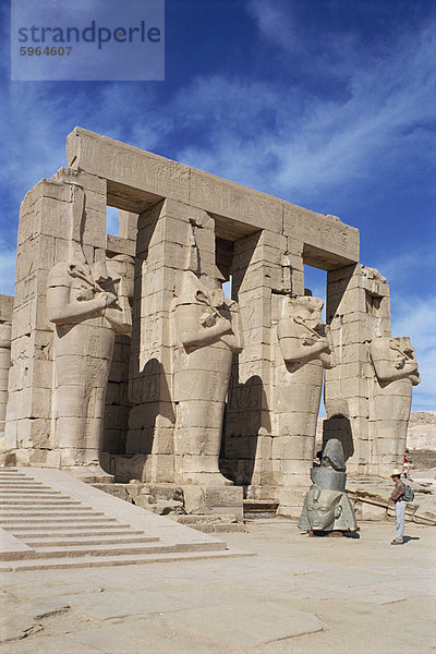 Statuen in einem Tempel  Ausgrabungsstätte  Ramesseum  Theben  UNESCO Weltkulturerbe  Ägypten  Nordafrika  Afrika