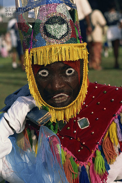 Kopf und Schultern Porträt einer Person trägt Maske Kopfschmuck und bunten Kostümen  Gombey  Insel Bermuda  Atlantik  Mittelamerika