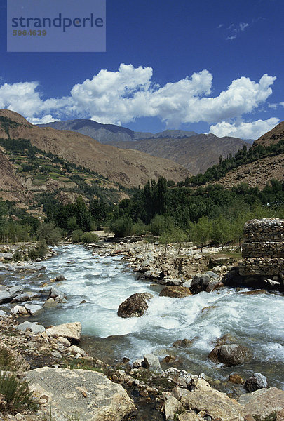 Fluss und die Berge in der Region Kalasha Bumburet Dorf in Chitral  Pakistan  Asien