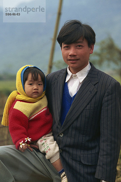 Porträt eines Mannes mit seinem kleinen Kind im Sapa Dorf in Nord-Vietnam  Indochina  Südostasien  Asien