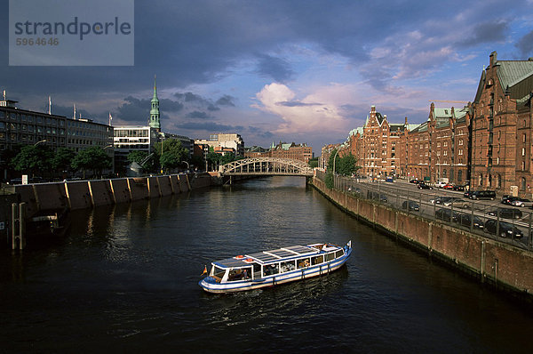 Ausflugsschiff am Kanal in der Speicherstadt  die historische Stadt Lagerbereich  Hamburg  Deutschland  Europa