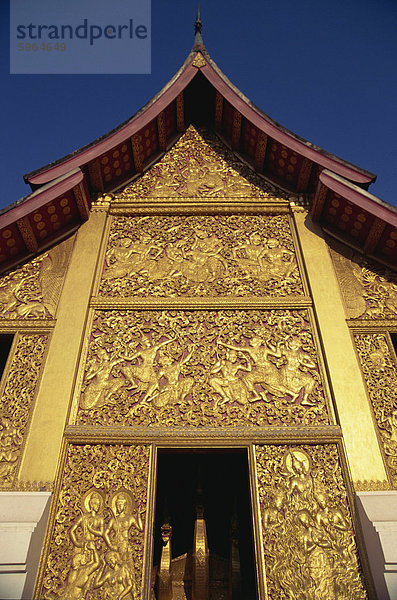 Flachwinkelansicht der Goldarbeit auf der Außenseite der Barkasse Schuppen am Wat Xieng Thong in Luang Prabang  UNESCO Weltkulturerbe  Laos  Indochina  Südostasien  Asien